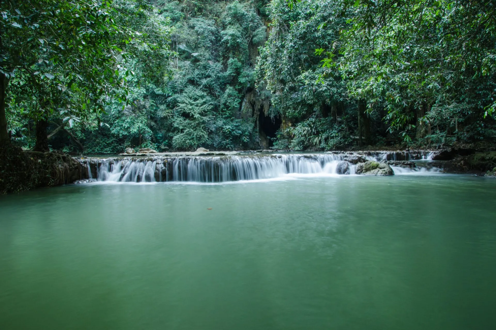 A halal tour makes traveling in Krabi easier for Malaysian Muslim visitors by providing suitable meals, prayer-friendly plans, convenient transportation, and greater peace of mind.